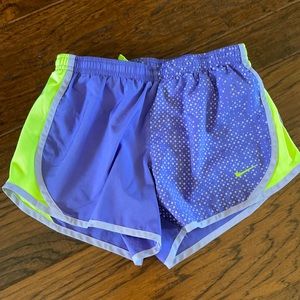 Girls NIKE. Athletic shorts with liner size kids medium
